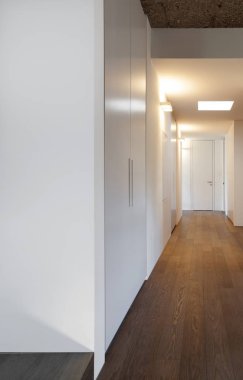 Ev, boş oda dolapları ile