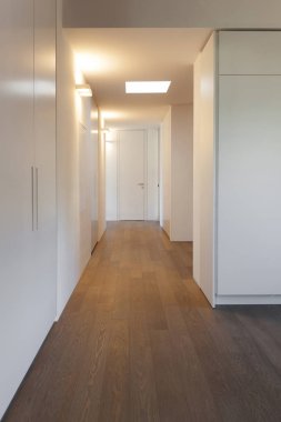 Ev, boş oda dolapları ile