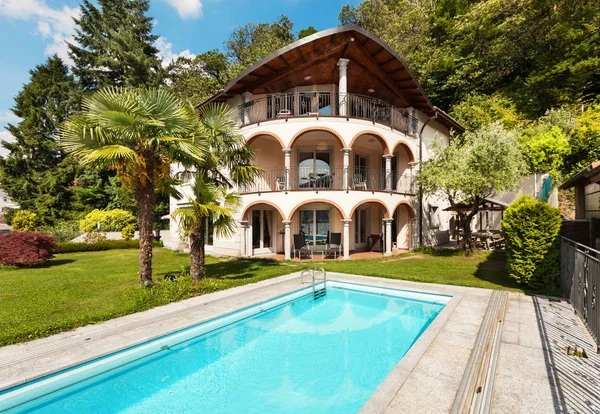 Villa i klassisk stil — Stockfoto