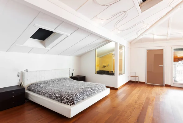 Loft Interior Bom Quarto Cama Casal — Fotografia de Stock
