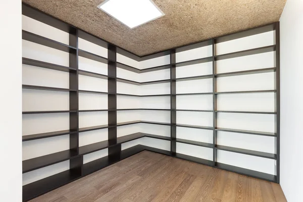 Rumah, ruang kosong dengan rak buku — Stok Foto