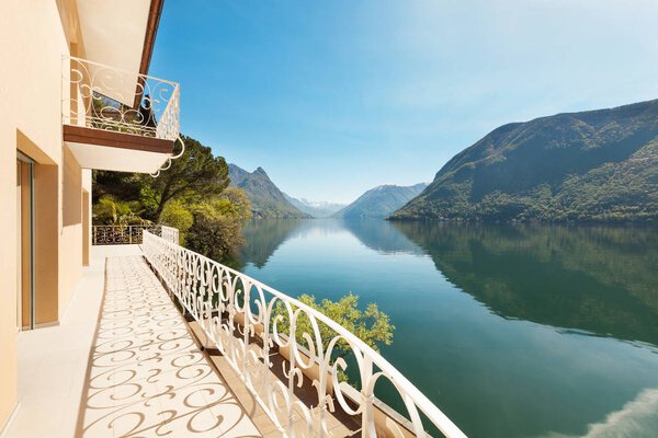 красивый пейзаж, вид на озеро с террасы
