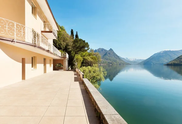 Bela paisagem, vista do lago a partir do terraço — Fotografia de Stock