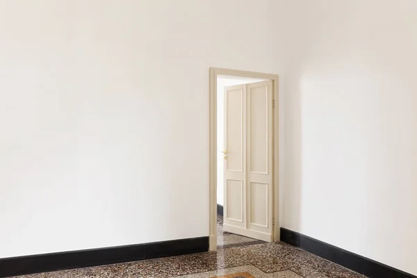 Дверь в комнату открыта — стоковое фото