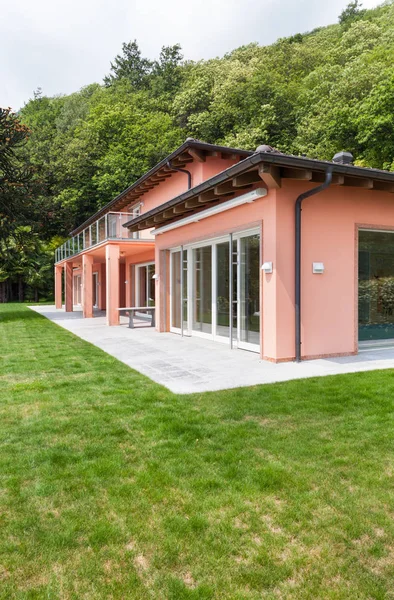 Schöne Villa mit großem Garten — Stockfoto