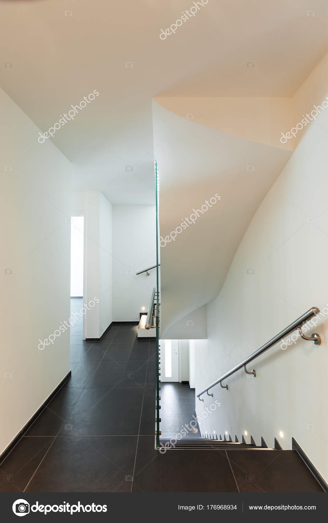 Casa moderna interni, scala — foto stock © zveiger #176968934 Casa moderna interni
