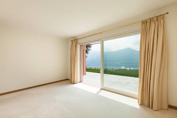Дом, комната с окном — стоковое фото