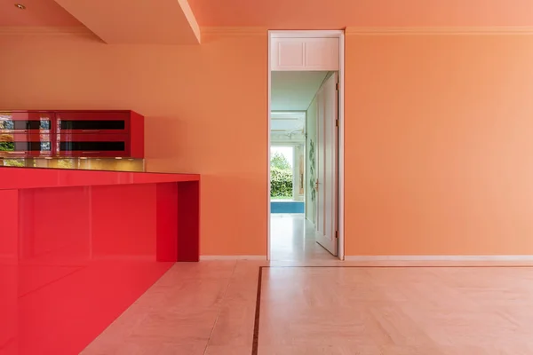 Красная кухня — стоковое фото