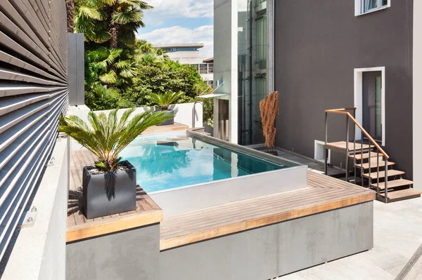 수영장을 갖춘 아름 다운 집 — 스톡 사진