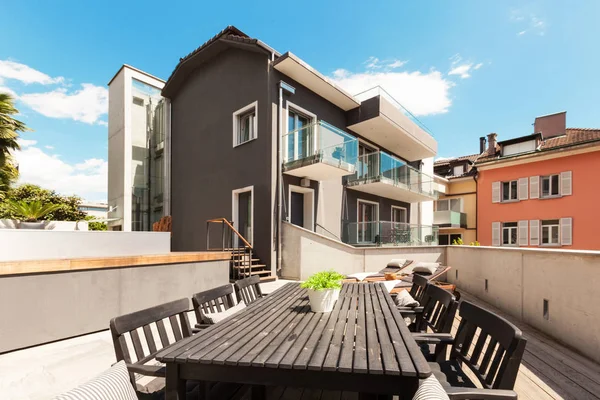 Schöne Terrasse des modernen Hauses — Stockfoto