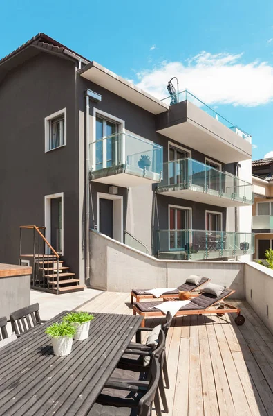 Schöne Terrasse des modernen Hauses — Stockfoto