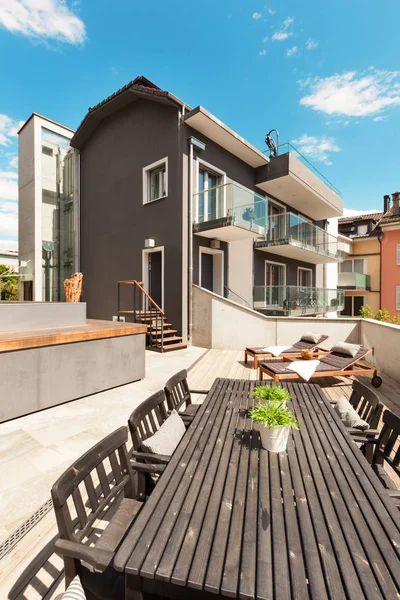 Schöne Terrasse des modernen Hauses — Stockfoto