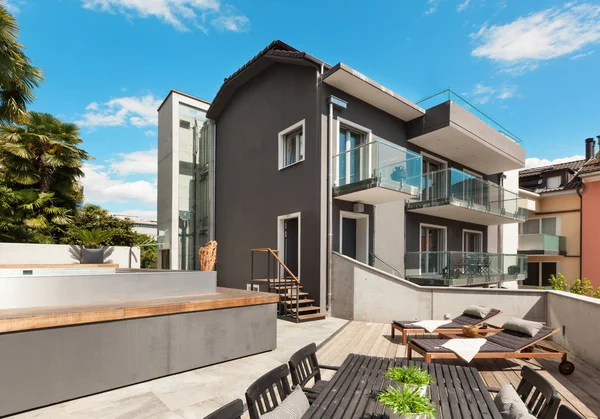Хорошая терраса современного дома — стоковое фото