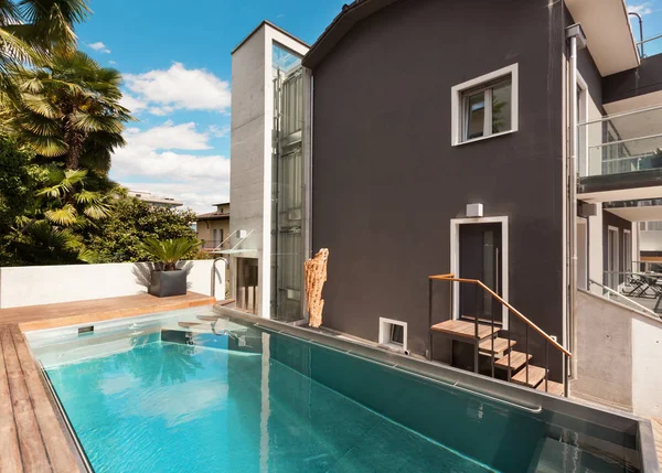 Haus, Blick auf den Pool — Stockfoto