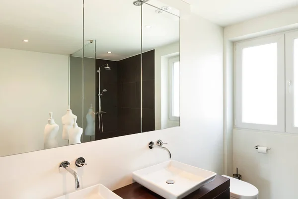 Casa moderna, baño —  Fotos de Stock