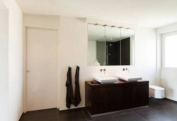 Современный дом, ванная комната — стоковое фото