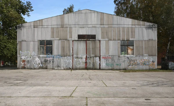 Antigua arquitectura abandonada con murales — Foto de Stock