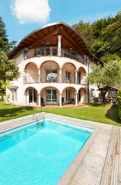 Villa i klassisk stil — Stockfoto