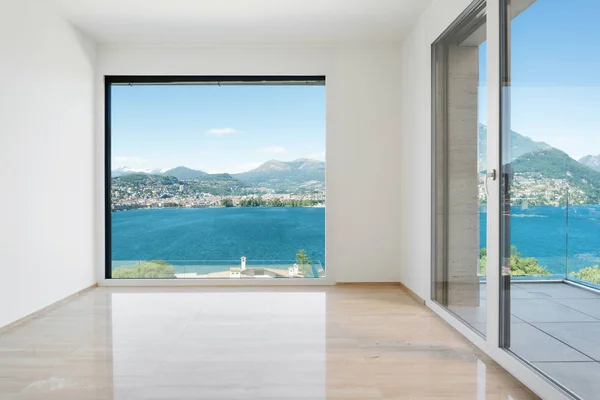 Empty room with window overlooking the lake — Stock Photo, Image