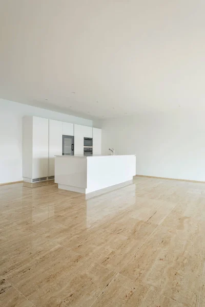 Интерьер, пустая квартира, кухня — стоковое фото