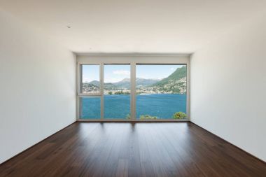 göle bakan pencere boş oda