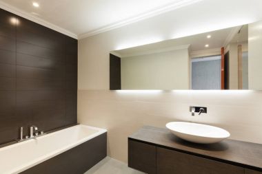 güzel modern banyo, seramik lavabo ve ayna