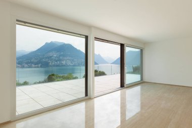 İç, modern çatı, büyük pencereler ile boş oturma odası