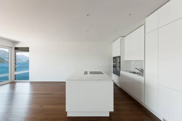 美丽的空公寓 硬木地板 现代厨房 — 图库照片