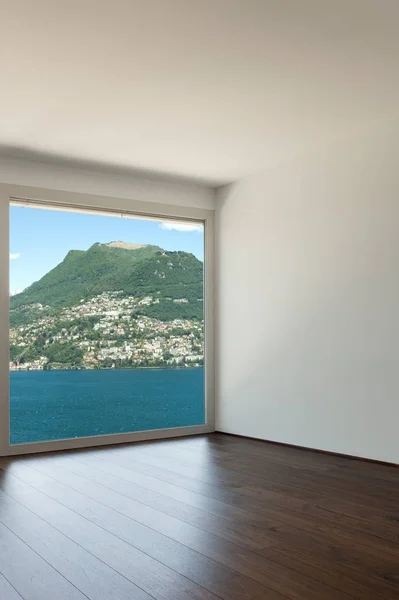 Belle Maison Moderne Chambre Vide Avec Fenêtre Donnant Sur Lac — Photo