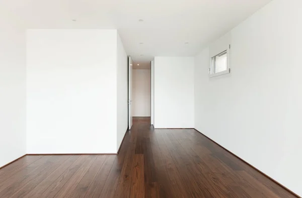 漂亮的现代房子 硬木地板空旷的房间里 — 图库照片