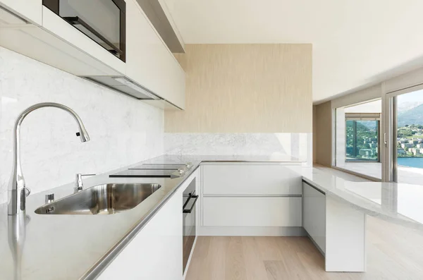Mooie penthouse, binnenlandse keuken — Stockfoto