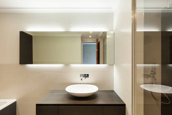 Krásné Moderní Koupelnu Keramické Umyvadlo Zrcadlo — Stock fotografie