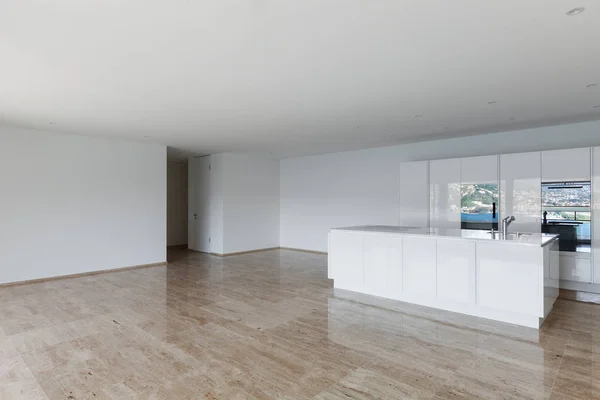 美しい空のアパート 大理石の床 モダンなキッチン — ストック写真