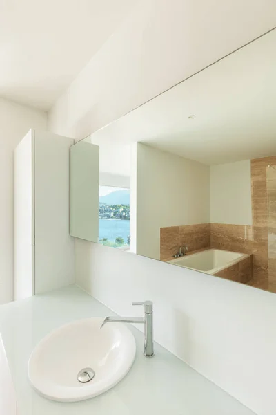 Раковина современной ванной комнаты — стоковое фото