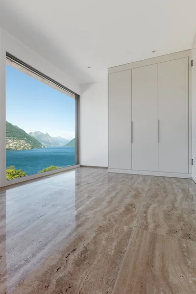 Beautiful Modern House Empty Room Window Overlooking Lake — Stock Photo, Image