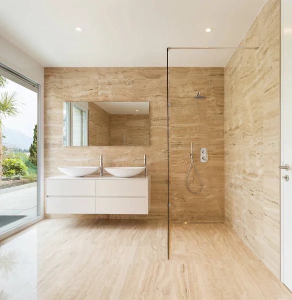 漂亮的现代浴室 大理石墙 — 图库照片