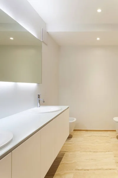 漂亮的现代浴室 大理石地板 — 图库照片