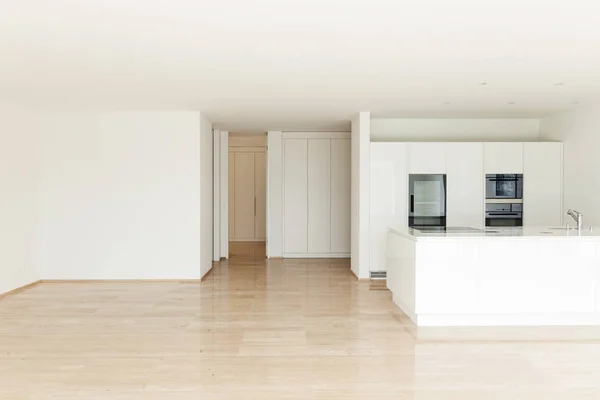 Piękne mieszkanie puste, nowoczesna kuchnia — Zdjęcie stockowe