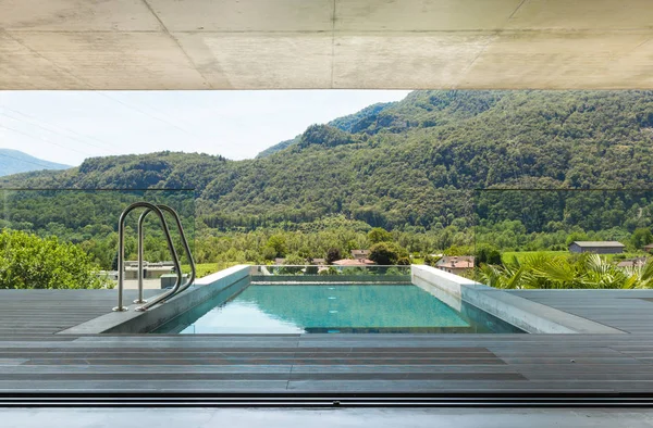 Casa moderna en cemento, piscina —  Fotos de Stock