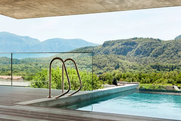 현대 집의 수영장 — 스톡 사진