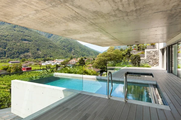 Modernt hus i cement, pool — Stockfoto