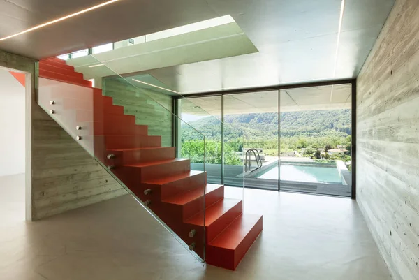 Interiör, röda trappa — Stockfoto