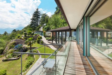 Modern villa, içeride kimse yok