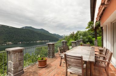 güzel bir ev, balkon