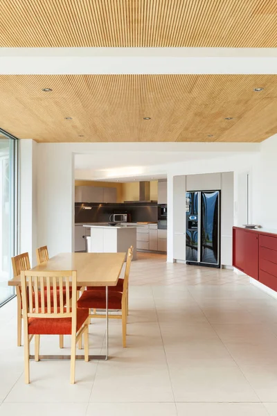 Außenbereich, Esszimmer, Blick auf die Küche — Stockfoto