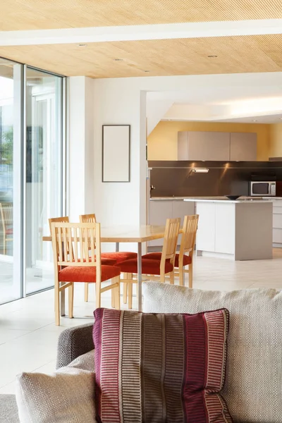 Extérieur, salle à manger, vue sur la cuisine — Photo