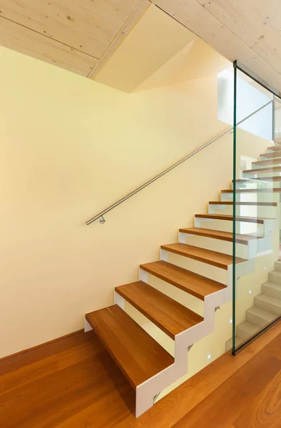 Moderní architektura, interiér, schodiště — Stock fotografie
