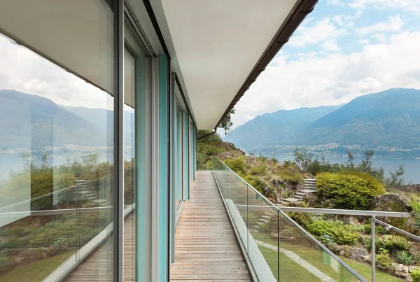 Modern ev, içeride kimse yok