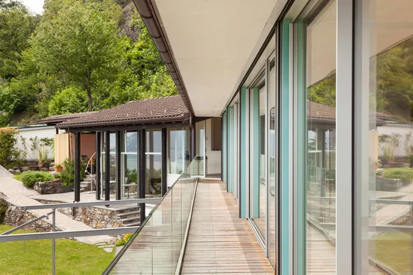 Modern ev, içeride kimse yok