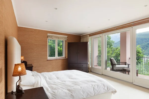Interni, confortevole camera da letto — Foto Stock
